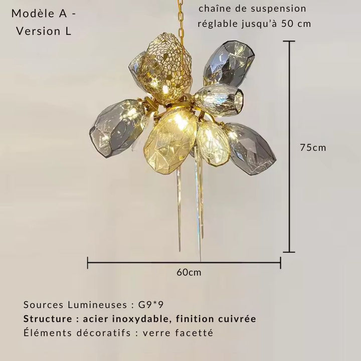 Modèle A de 60 x 75 cm, un lustre en cristal fumé et doré à composition florale élégante et contemporaine.