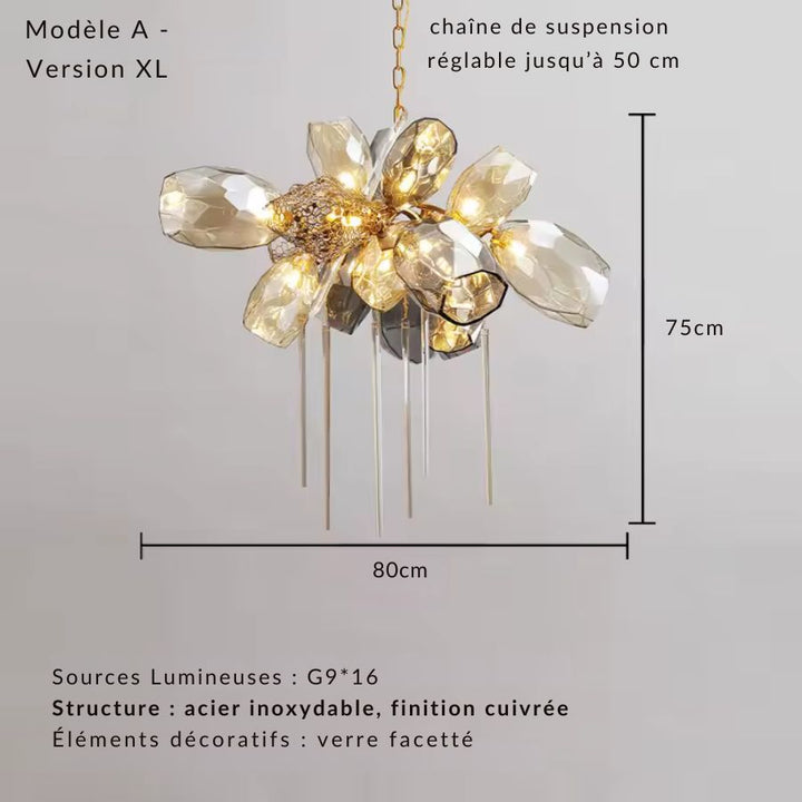 Version XL du lustre en cristal fumé, large de 80 cm, avec pampilles fines et silhouette florale sophistiquée.