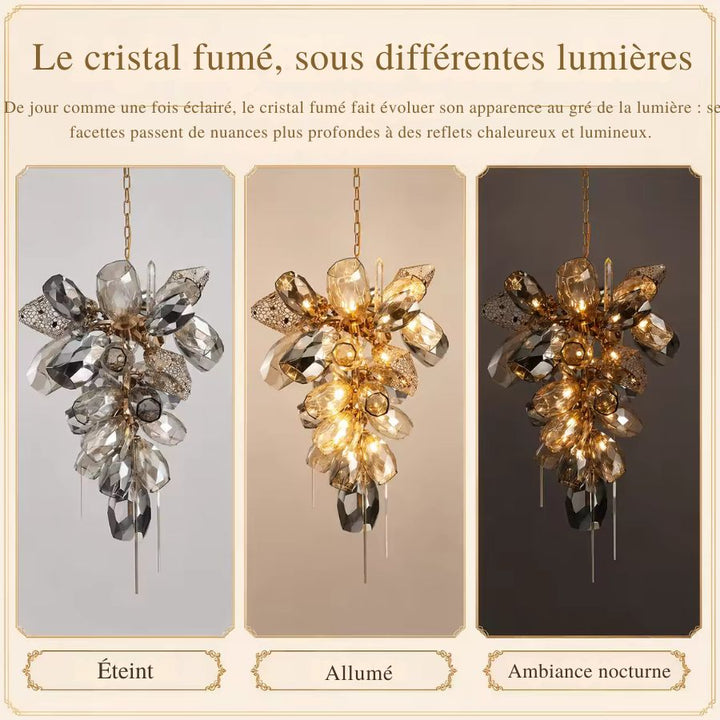 Cristal fumé présenté éteint puis illuminé, révélant les reflets dorés et l’allure précieuse de ce lustre sculptural.