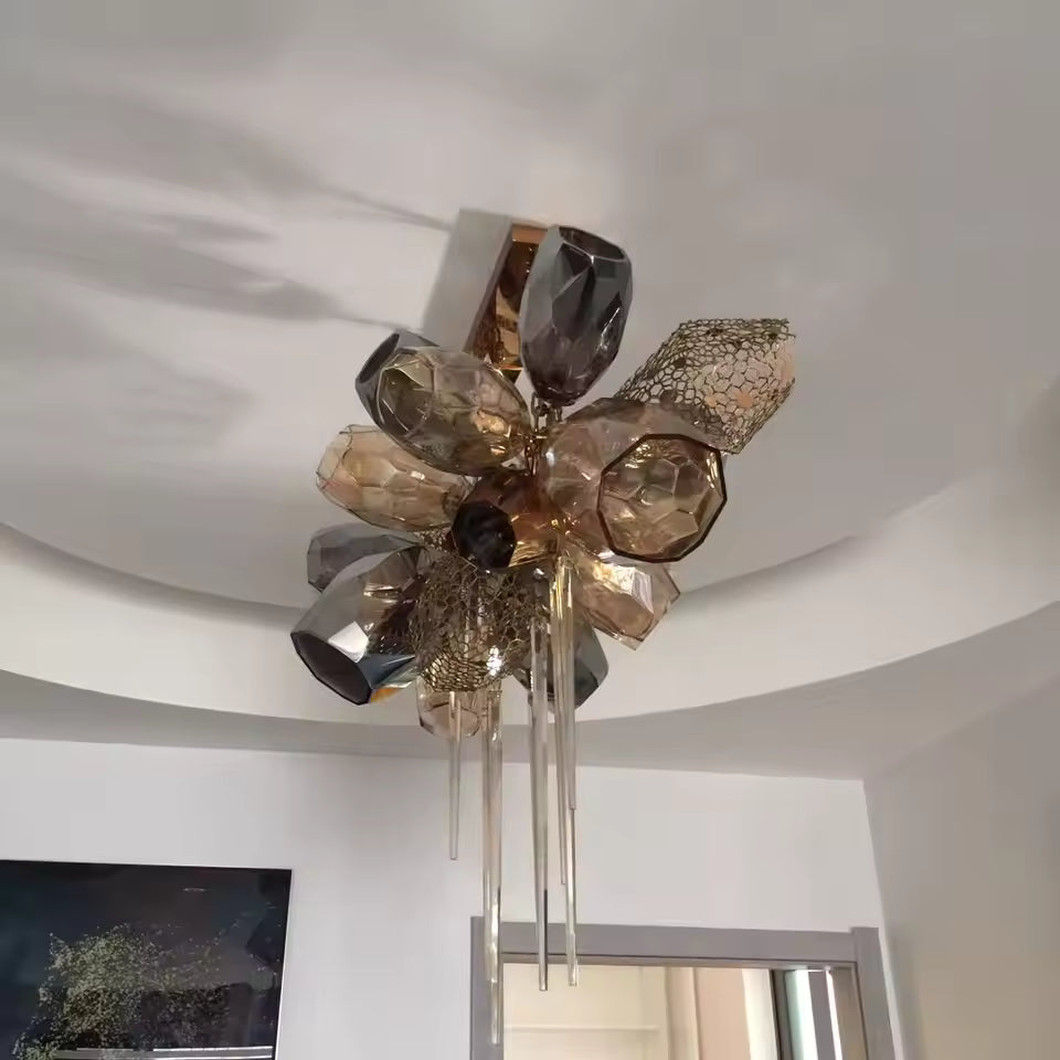 Lustre en cristal fumé aux facettes irrégulières et longues pampilles, dans une composition artistique au style sculptural.