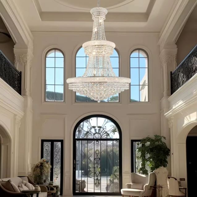 Lustre en cristal grande hauteur pour hall d’entrée, style classique chic, luminaire élégant pour plafond cathédrale.
