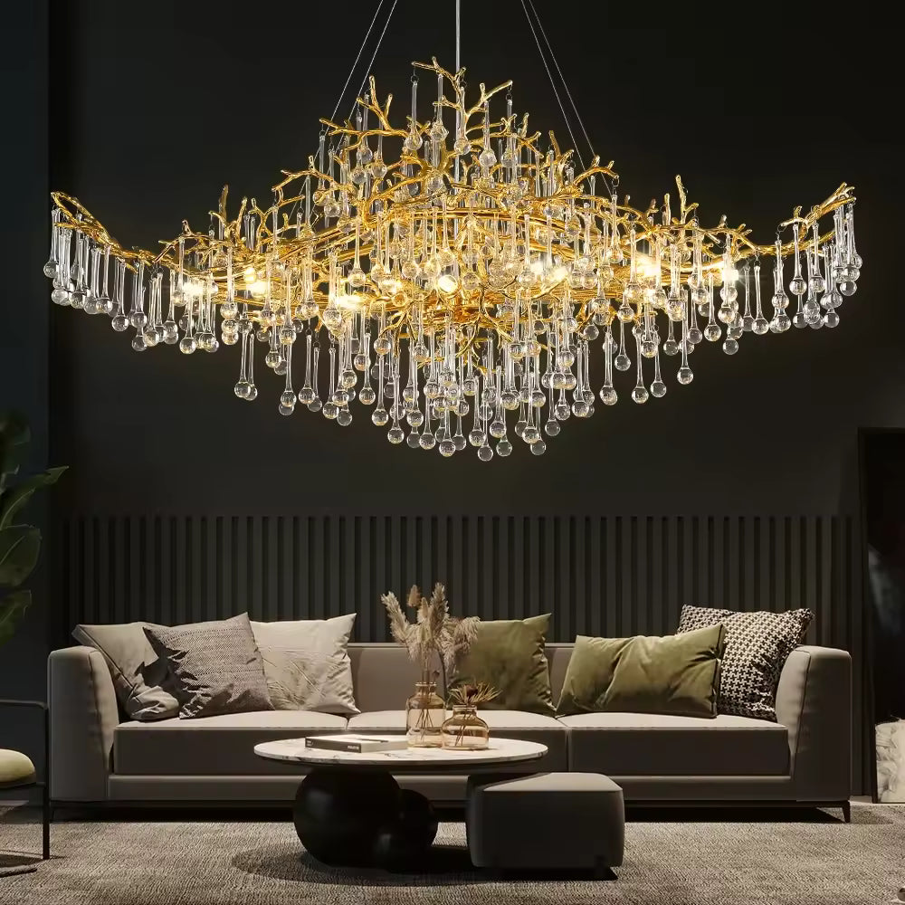 Dans ce salon contemporain, un grand lustre en cristal déploie ses pampilles sur d'élégantes branches dorées sculptées