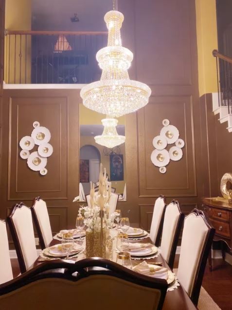Lustre cascade en cristal pour salle à manger à grande hauteur, style classique prestige et éclat majestueux.