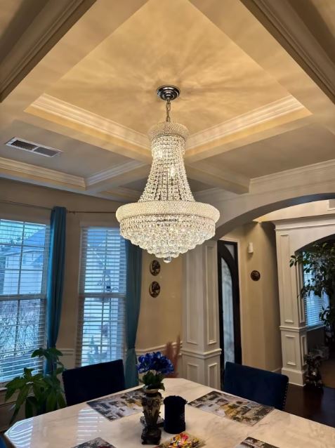 Lustre en cristal pour salle à manger, esprit classique élégant et belle présence sous plafond à caisson.
