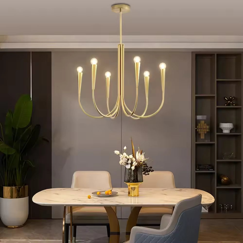 Dans une salle à manger élégante, lustre doré à six bras effilés et ampoules globe, au design contemporain minimaliste.