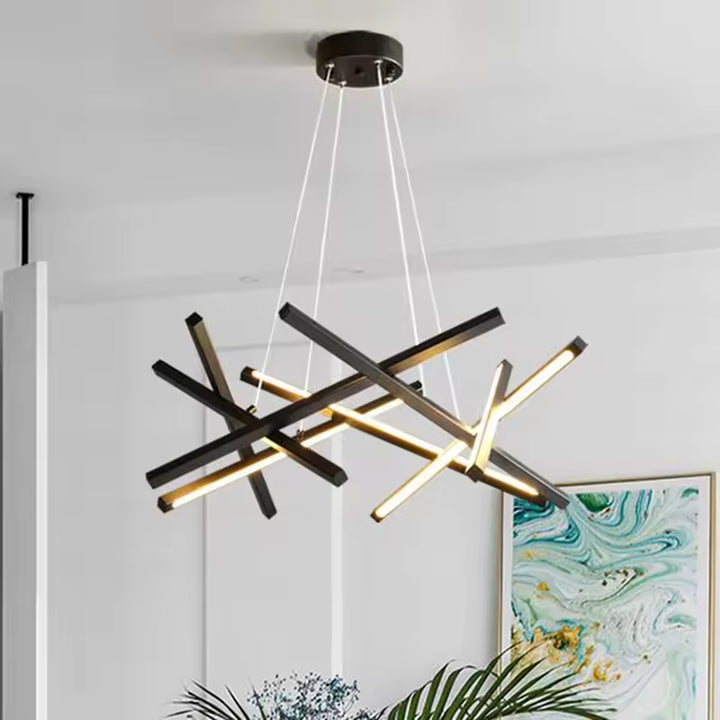 Suspension design aux lignes géométriques, composée de barres LED noires croisées diffusant une lumière chaude.