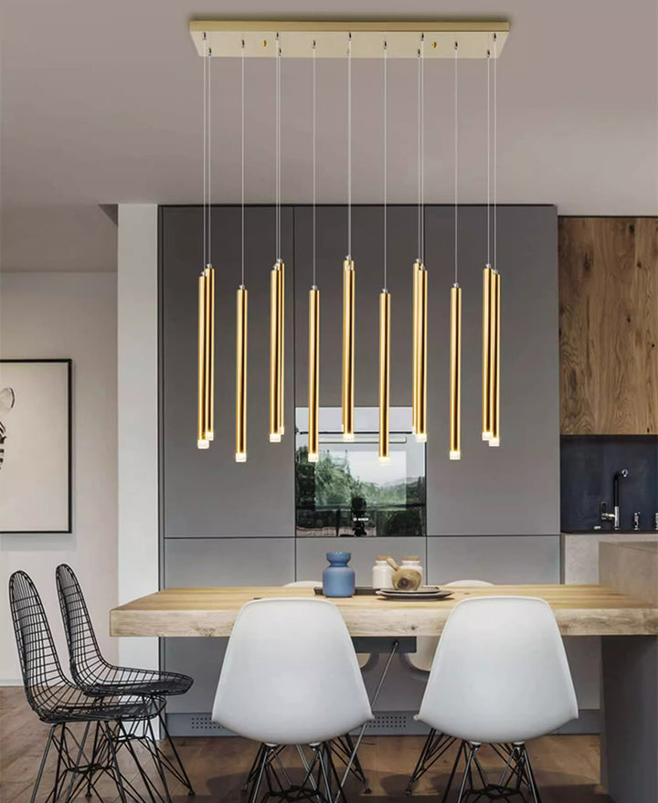 Lustre design à tubes dorés multiples valorisant un espace de vie contemporain.