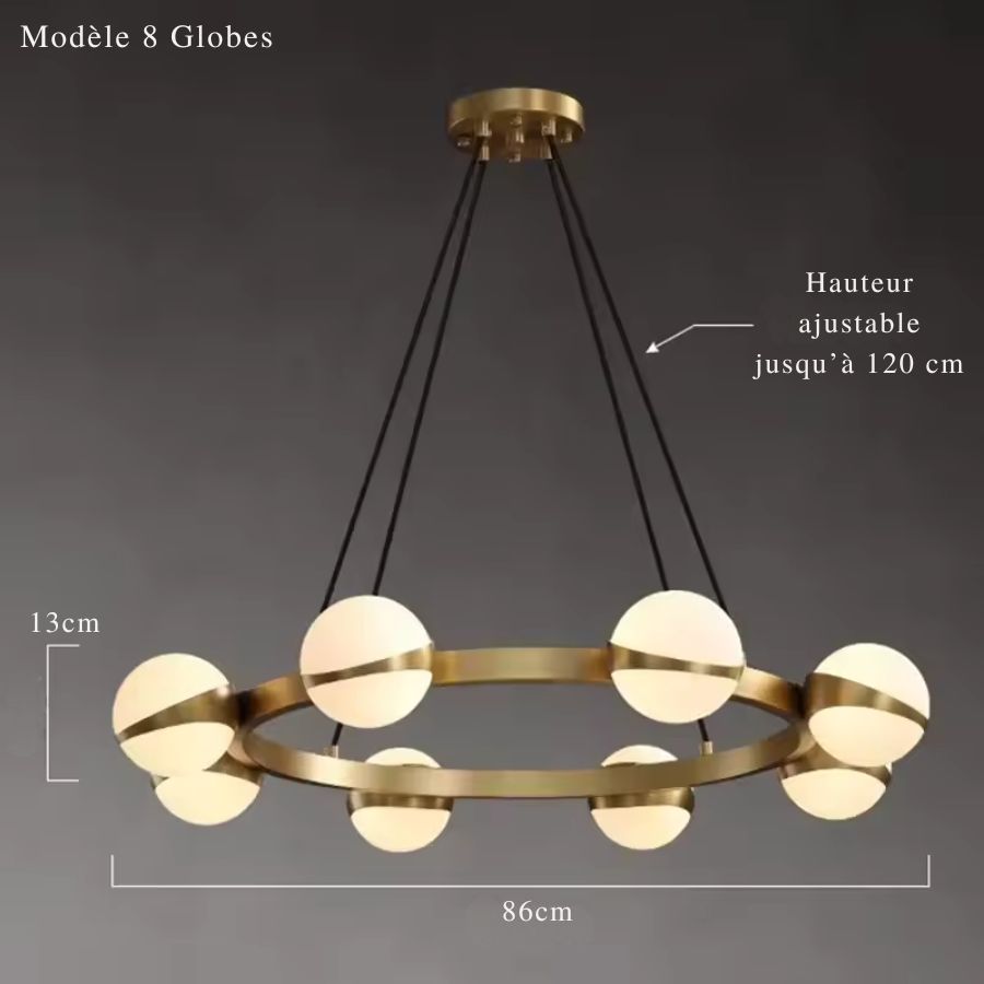 Huit globes lumineux cerclés de doré composent un lustre circulaire au style contemporain et élégant