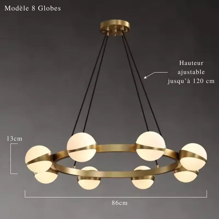 Huit globes lumineux cerclés de doré composent un lustre circulaire au style contemporain et élégant
