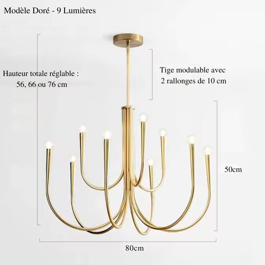 Avec ses neuf bras dorés en courbes fluides, ce lustre contemporain mesure 80 cm de diamètre et 50 cm de corps.