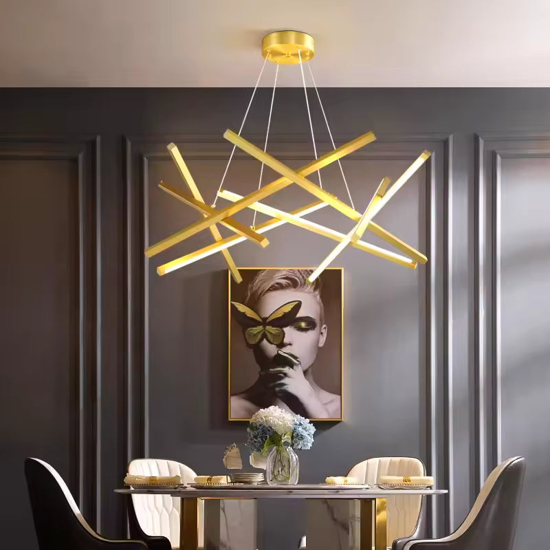 Au-dessus d'une table à manger élégante, un lustre doré aux barres LED entrecroisées apporte une touche Art déco contemporaine.