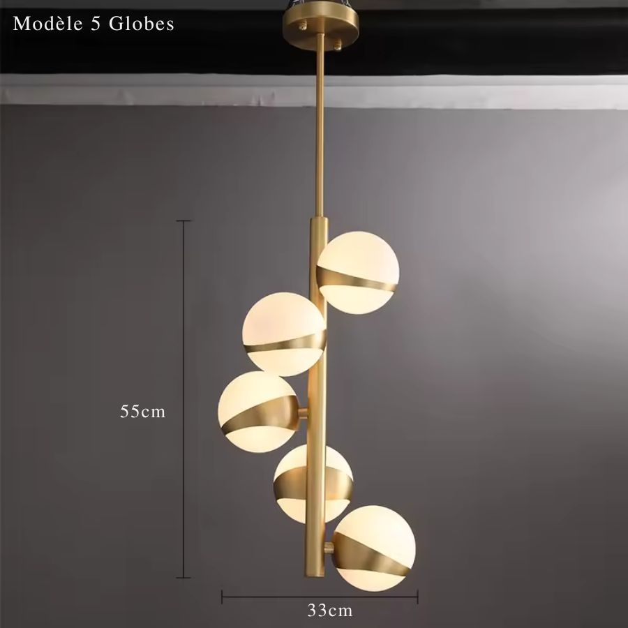 Composition verticale de 5 globes lumineux et métal doré pour un lustre moderne au design original