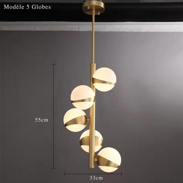 Composition verticale de 5 globes lumineux et métal doré pour un lustre moderne au design original