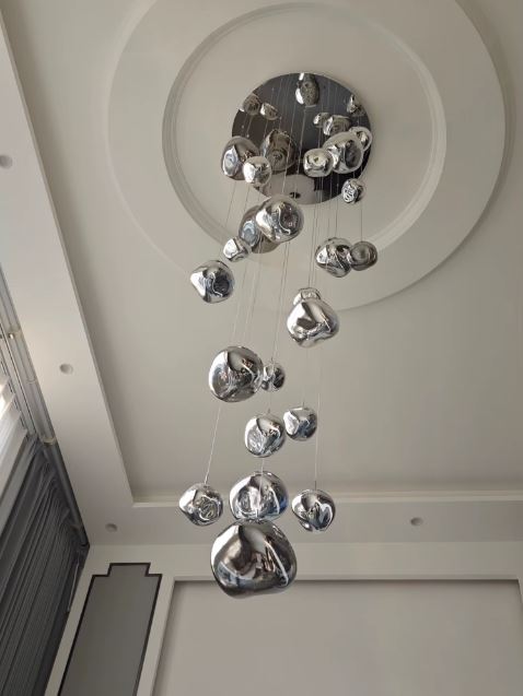 Lustre effet miroir au design organique, idéal pour plafond cathédrale ou grande pièce à vivre au style contemporain raffiné.