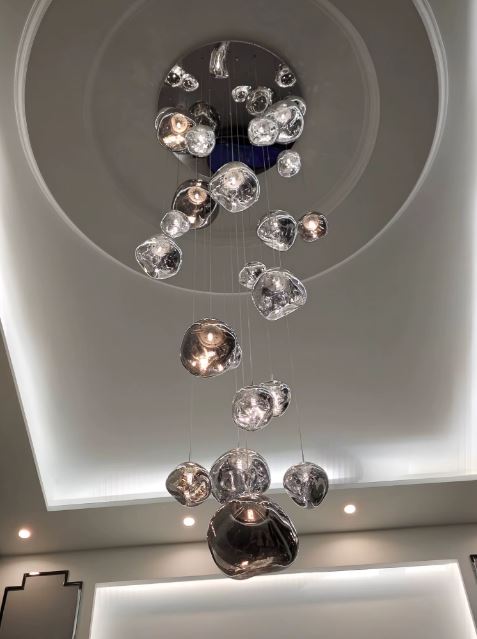 Lustre effet miroir contemporain avec grandes sphères suspendues en hauteur, idéal pour salon majestueux ou plafond très haut.