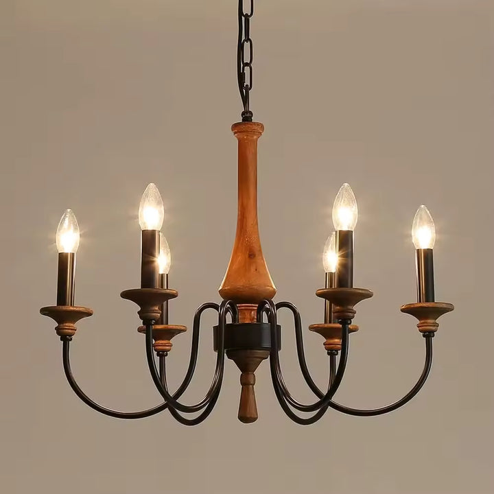 Lustre en bois ancien à 6 bras noirs galbés et fût en bois naturel, avec ampoules bougies au style rustique chic.