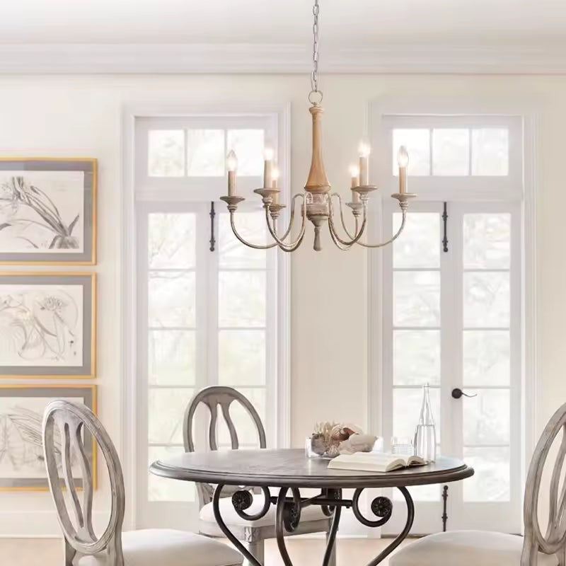 Au-dessus d'une table à manger, ce lustre en bois ancien à 6 bras courbés apporte une touche campagne chic et raffinée.