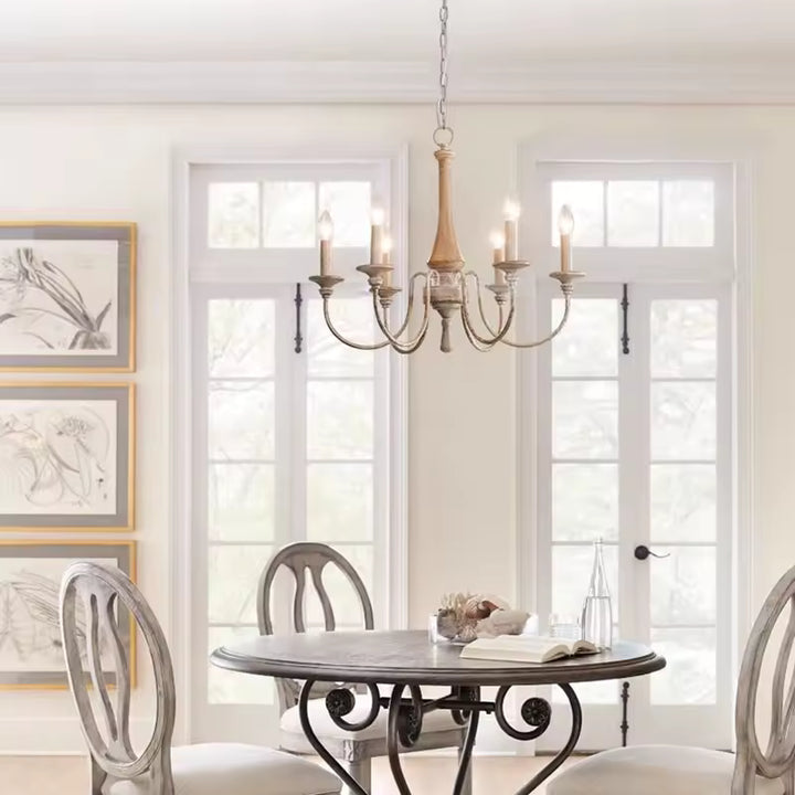 Au-dessus d'une table à manger, ce lustre en bois ancien à 6 bras courbés apporte une touche campagne chic et raffinée.