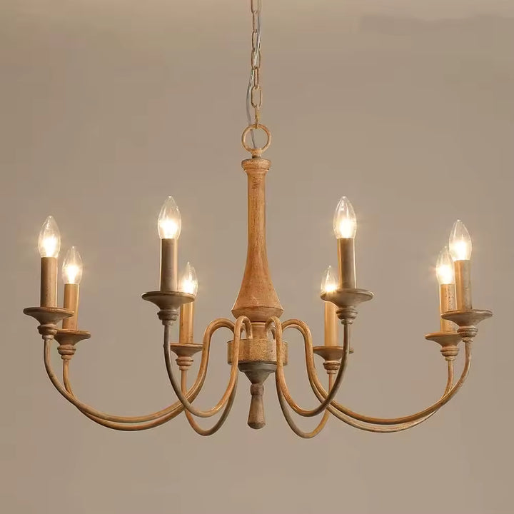 Lustre en bois ancien à huit bras courbés et ampoules façon bougie, au charme rustique et à la finition patinée.