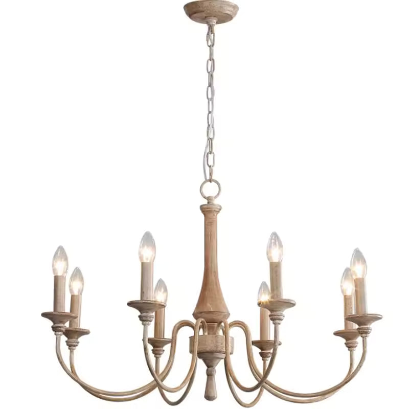 Lustre en bois ancien à 8 bras galbés, finition beige patinée et ampoules bougies, évoquant le style campagne chic.