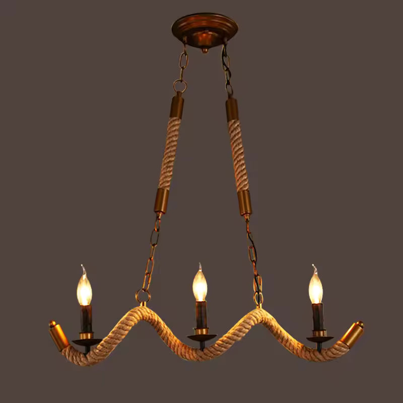 Chandelier rustique en corde de chanvre aux trois bras ondulés, suspendu par des chaînes et orné d'ampoules flammes.