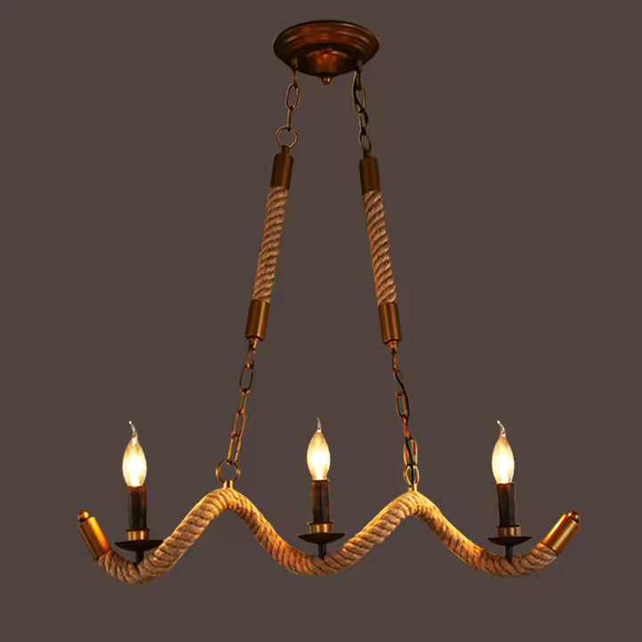 Chandelier rustique en corde de chanvre aux trois bras ondulés, suspendu par des chaînes et orné d'ampoules flammes.
