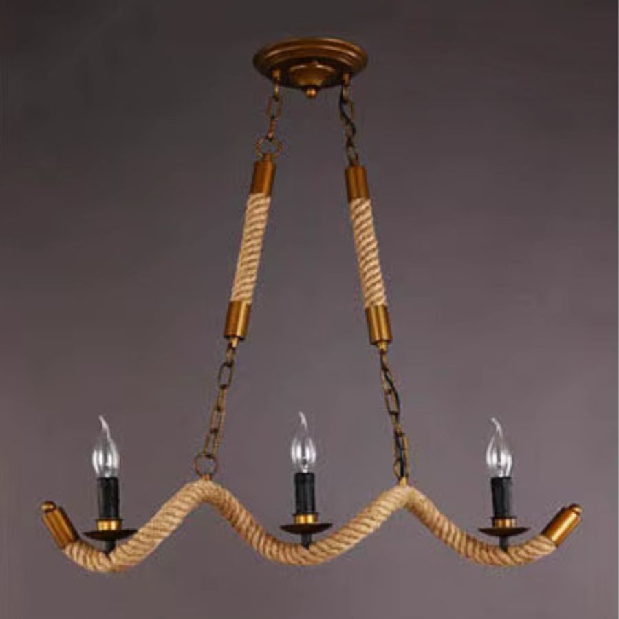 Lustre en corde à trois branches ondulées, suspendu par des chaînes bronze dans un esprit campagne vintage.