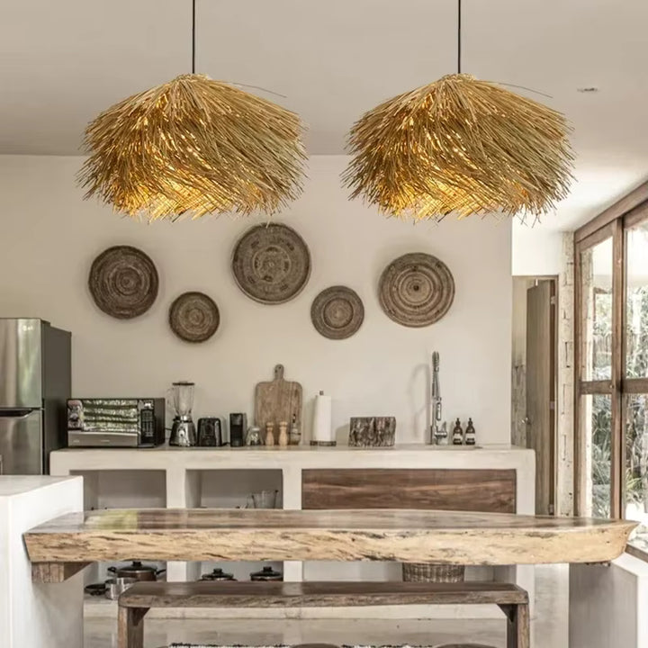 Lustre en paille en duo au-dessus d’une cuisine, avec forme chapeau et ambiance bohème naturelle