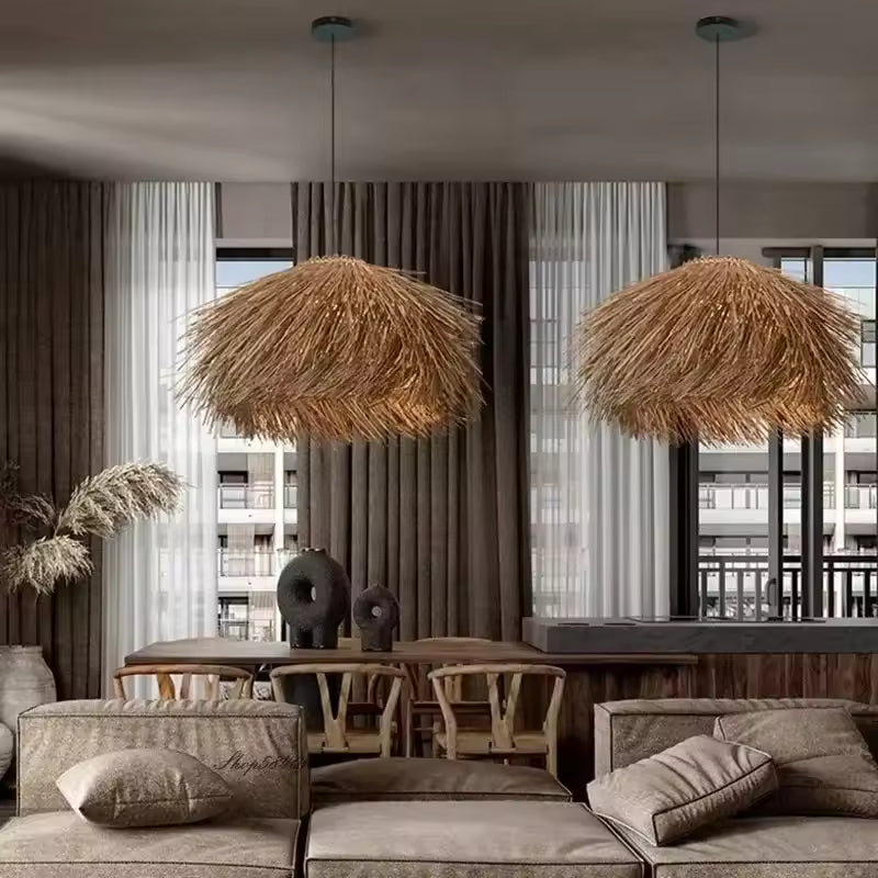Lustre en paille en duo dans un salon contemporain, avec forme chapeau et ambiance naturelle raffinée