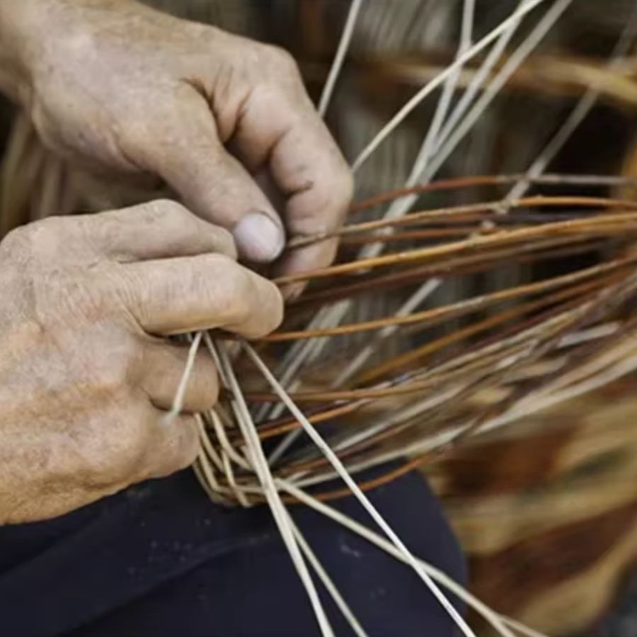 Lustre en paille confectionné à la main avec des fibres naturelles, dans un esprit artisanal et authentique