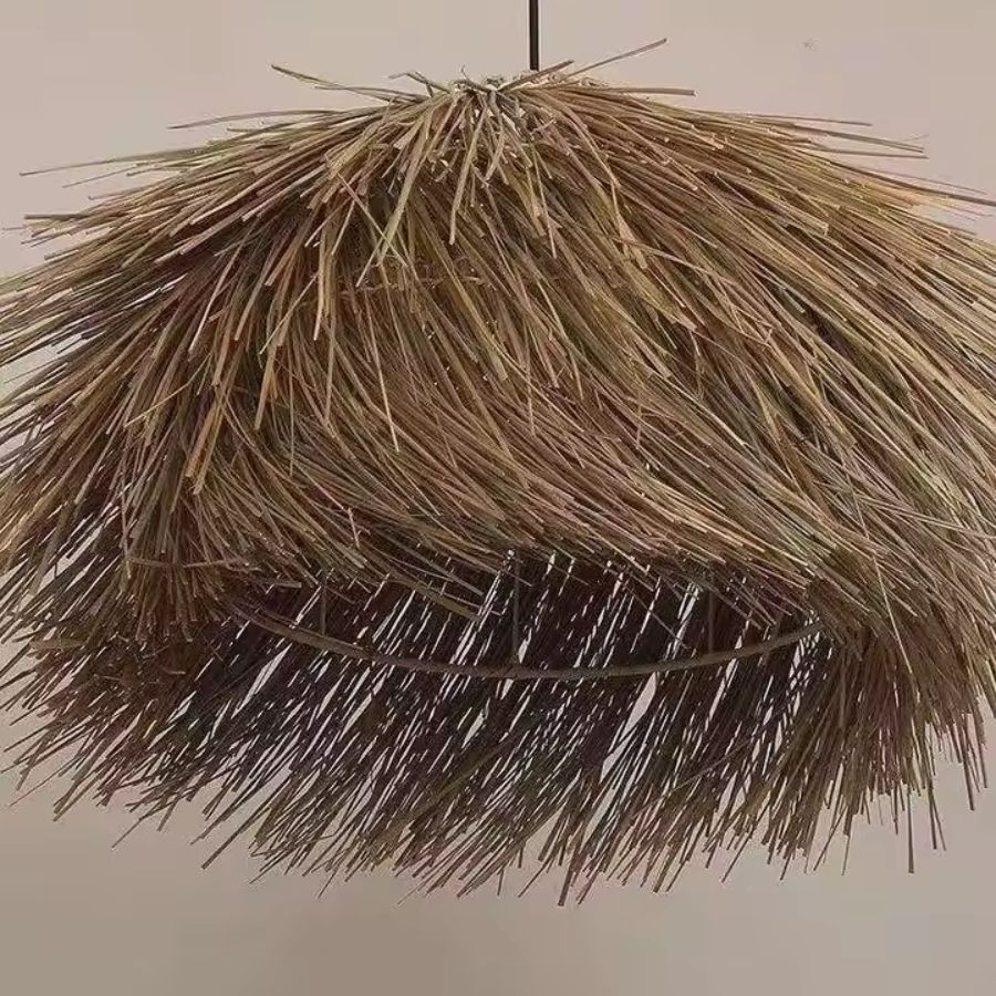 Lustre en paille en forme de chapeau, aux fibres brutes et irrégulières dans un style rustique naturel