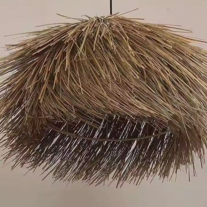 Lustre en paille en forme de chapeau, aux fibres brutes et irrégulières dans un style rustique naturel