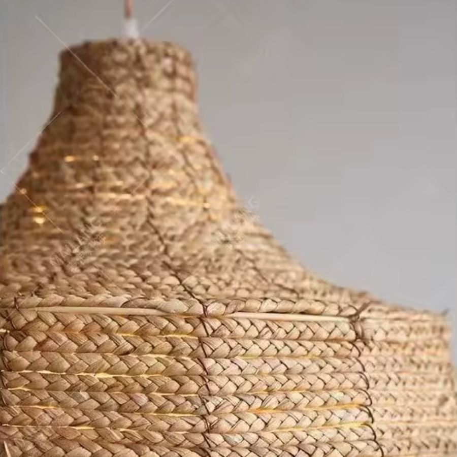 Lustre en raphia vu en détail, avec tressage artisanal et finition naturelle au charme ethnique