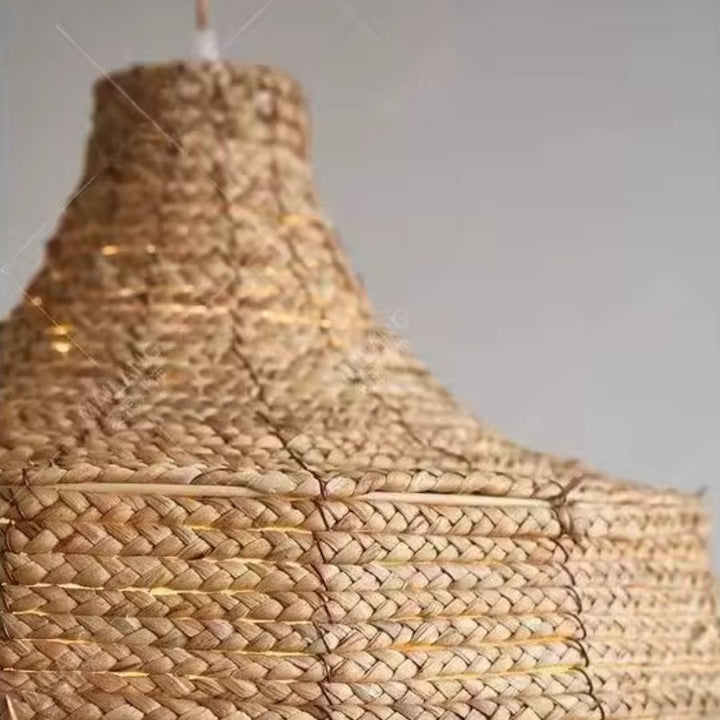 Lustre en raphia vu en détail, avec tressage artisanal et finition naturelle au charme ethnique