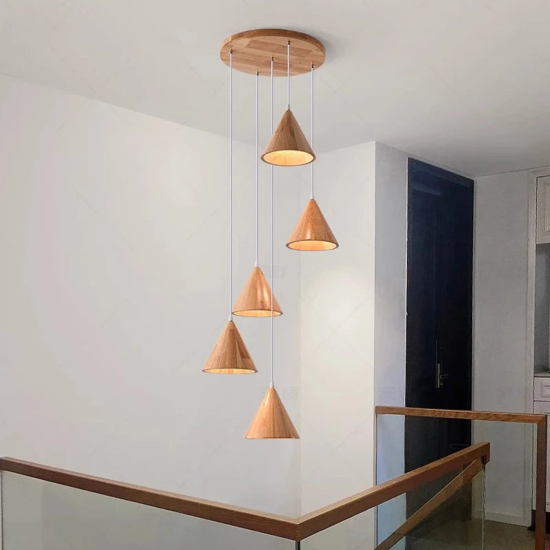 Lustre en bois au style japandi composé de cônes LED suspendus, apportant une touche naturelle en hauteur.