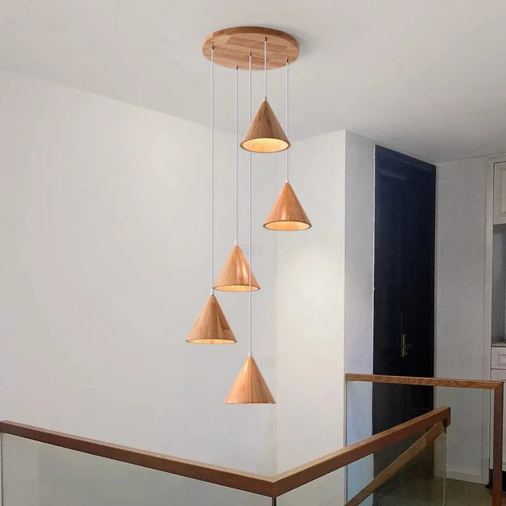 Lustre en bois au style japandi composé de cônes LED suspendus, apportant une touche naturelle en hauteur.