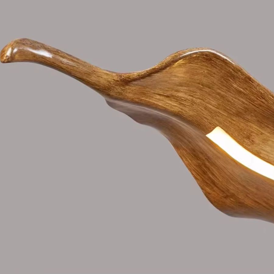 Détail d’un lustre feuille effet bois aux reliefs ondulés, avec éclairage LED intégré au style organique