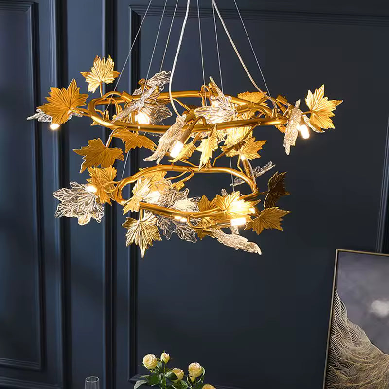 Deux anneaux dorés ornés de feuilles d'érable en métal et verre sculpté composent un lustre floral au style Art nouveau.