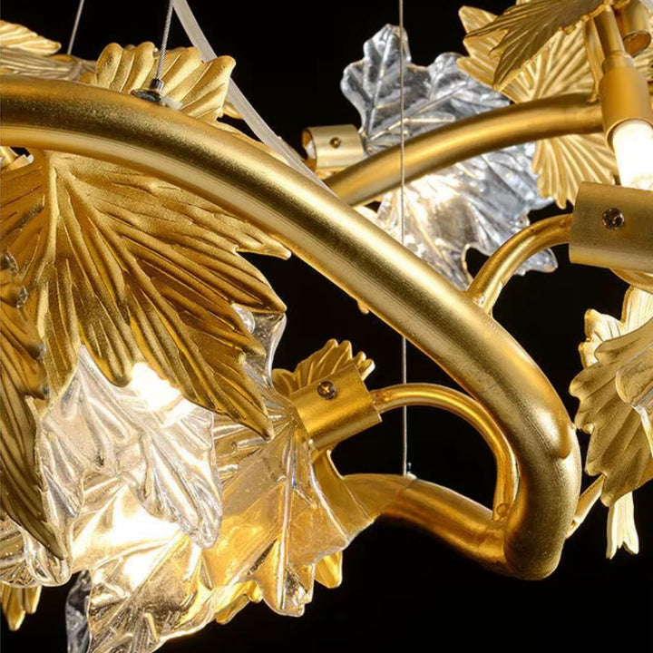 Détail des branches dorées et feuilles d'érable en verre sculpté d'un lustre floral au style Art nouveau et luxueux.