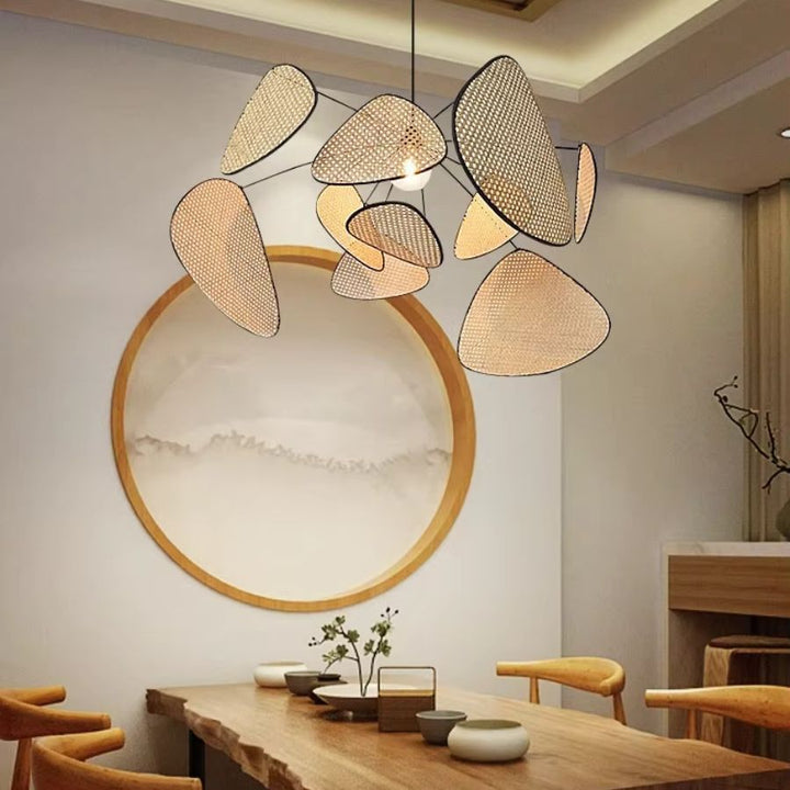 Dans un intérieur japandi en bois clair, le lustre en fibres de rotin tressées apporte une présence légère et organique
