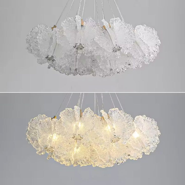 Lustre floral à pétales transparents sculptés présenté éteint puis allumé pour révéler son éclat chaleureux