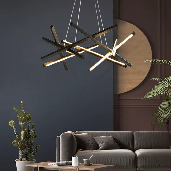 Dans un salon aux tons sombres, ce lustre minimaliste à barres LED noires entrelacées souligne une décoration moderne.