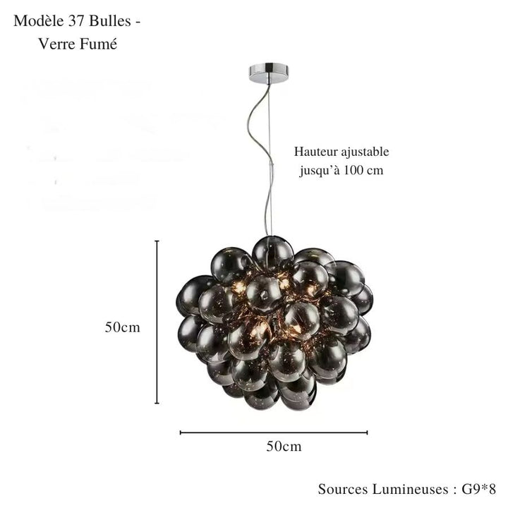 Une généreuse grappe de 37 bulles en verre fumé compose ce lustre au style organique et sophistiqué