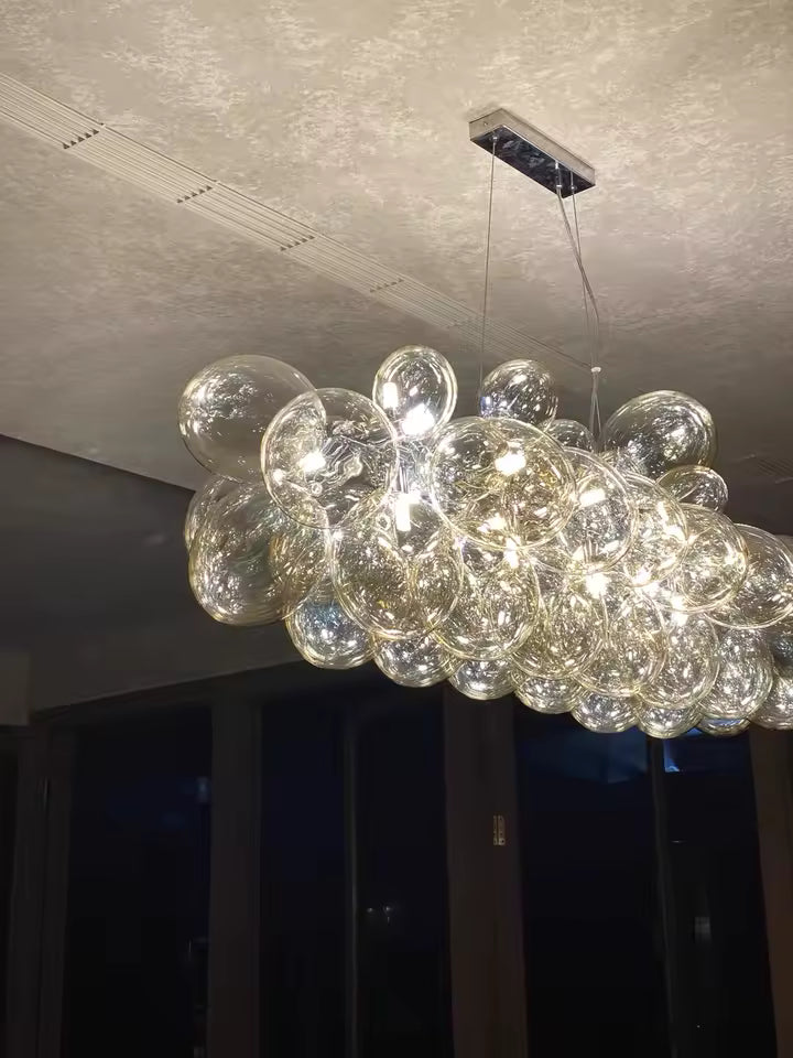 Large composition de bulles en verre champagne formant un lustre grappe linéaire au style lumineux et sculptural