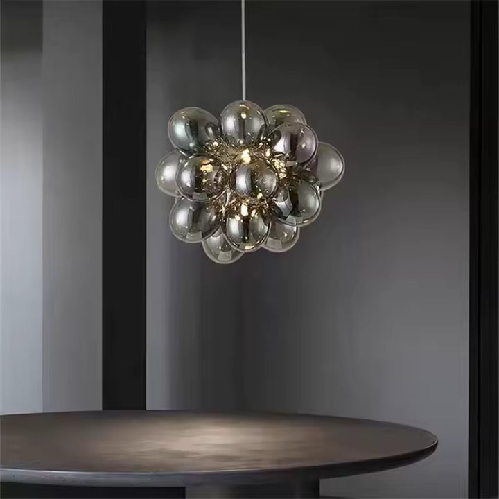 Grappe compacte de bulles en verre fumé formant un lustre design au style organique, sculptural et contemporain