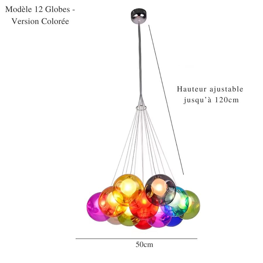 Une grappe de 12 globes en verre teinté dessine un lustre bulle artistique de 50 cm, aux couleurs éclatantes et variées.