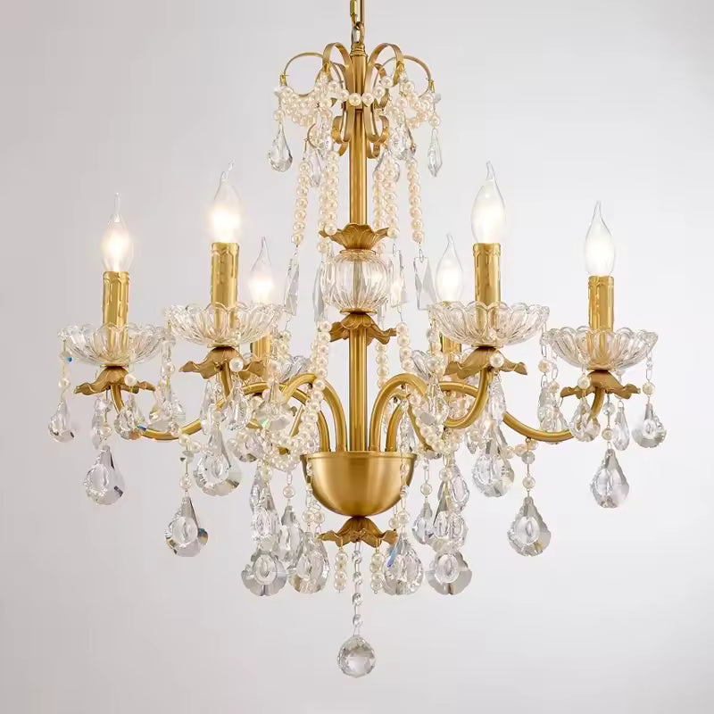Lustre laiton vintage doré à six bras, orné de pampilles en cristal et de bougies lumineuses au charme classique.