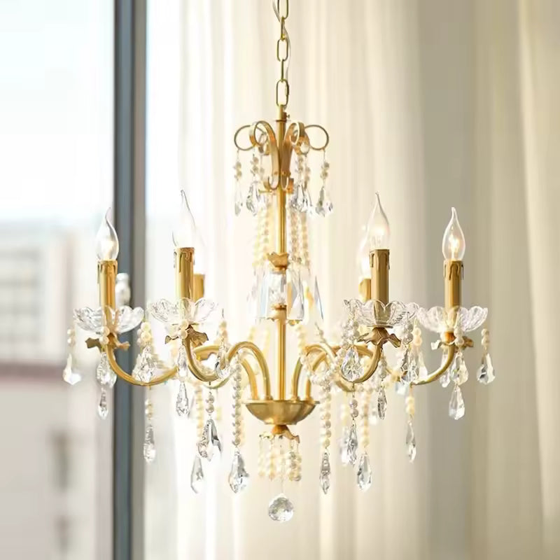 Près d'une fenêtre, ce lustre laiton vintage aux pampilles en cristal et bras dorés évoque le charme des intérieurs classiques.