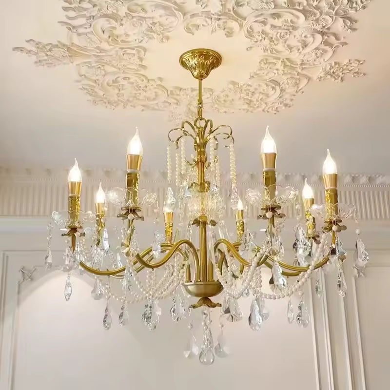 Sous un plafond ornementé, ce lustre laiton vintage à pampilles en cristal révèle une élégance classique et raffinée.