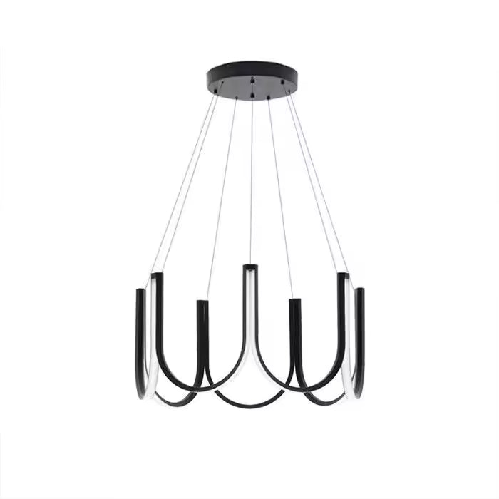 Vue sur fond blanc d’un lustre LED noir à arceaux courbés, au style graphique, moderne et minimaliste